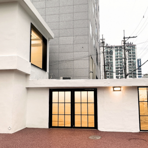 성수동 단독 2층 건물 팝업, 슬라이드 이미지 2